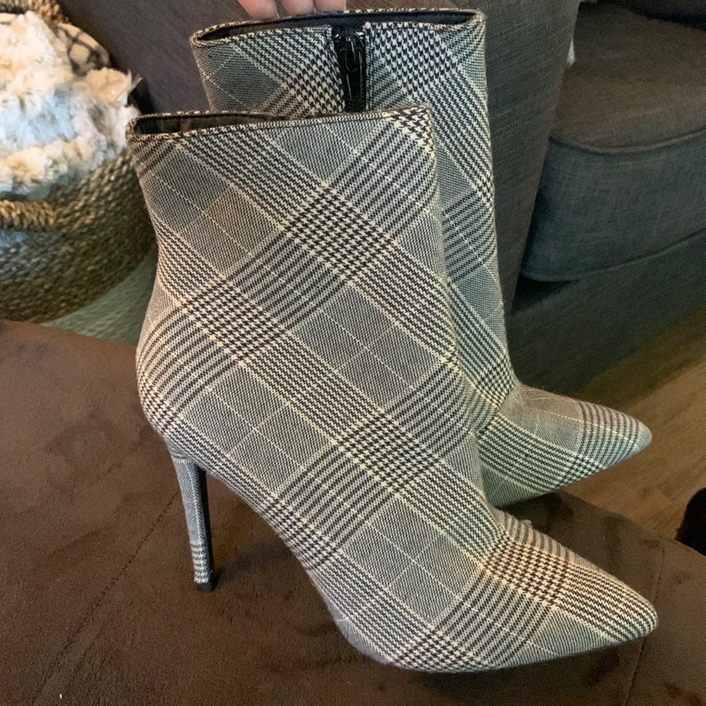 Pattern Boots with thin heel